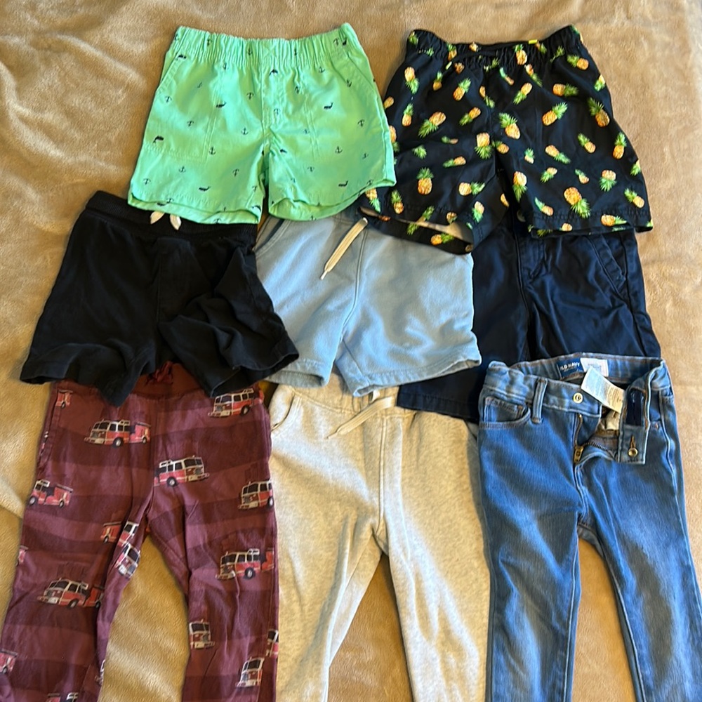 Bulk of pants 2-3 year old toddler. Good but used, perfect for everyday use!